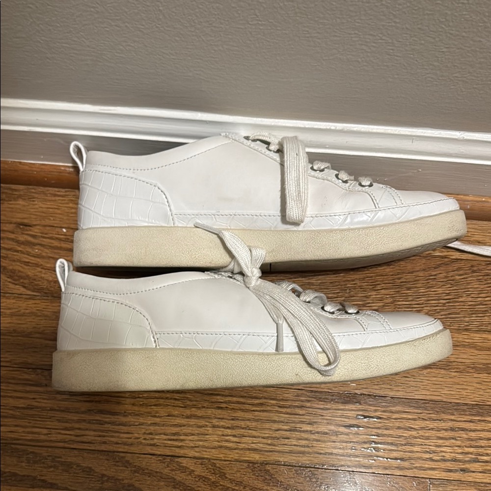 Vionic Winnie White Sneakers with Textured Leather and Matching Laces - Picture 3 of 6
